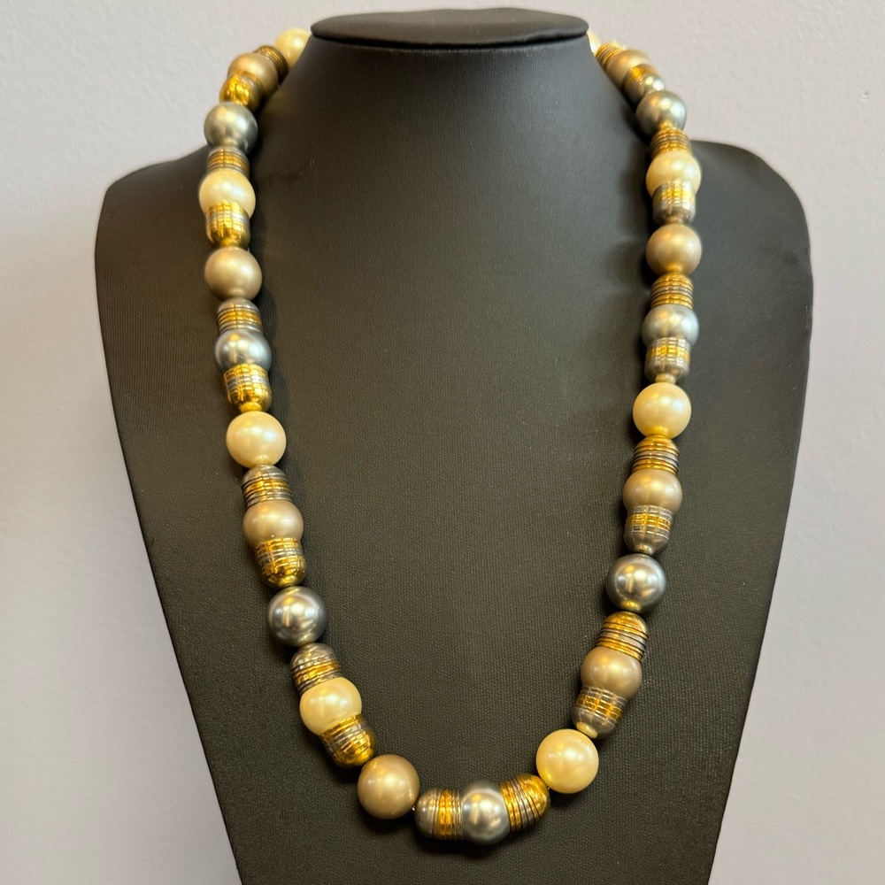 Vintage James Galanos designer pearl gold/silver toned necklace.